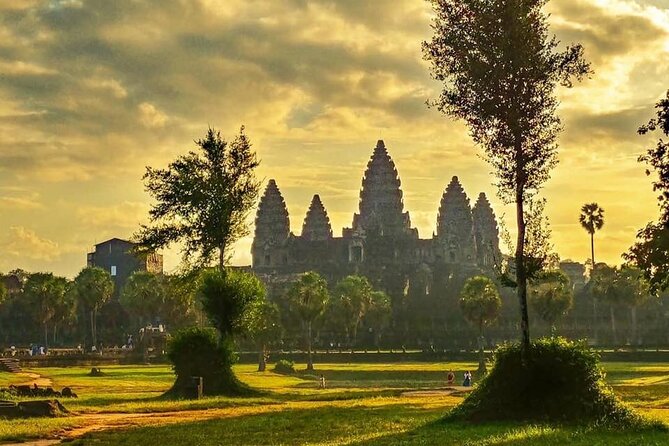 Angkor Sunrise Expedition Cycling Through Serene Backroads - Srah Srang: breakfast, breathing room, and a different view of the ruins