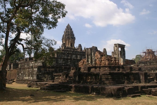Angkor Wat Cycling Tour - Bikes, helmets, and comfort in hot Cambodia weather