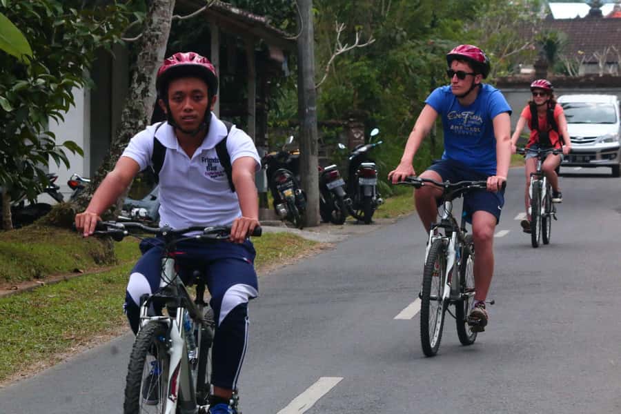 Bali Downhill Cultural Cycling Tour - The Lake Batur breakfast moment: a calm start before the downhill