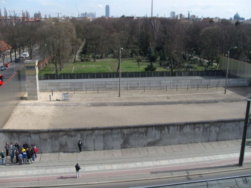Berlin Wall History Small Group Cycling Tour - Brandenburg Gate, Potsdamer Platz, and Checkpoint Charlie