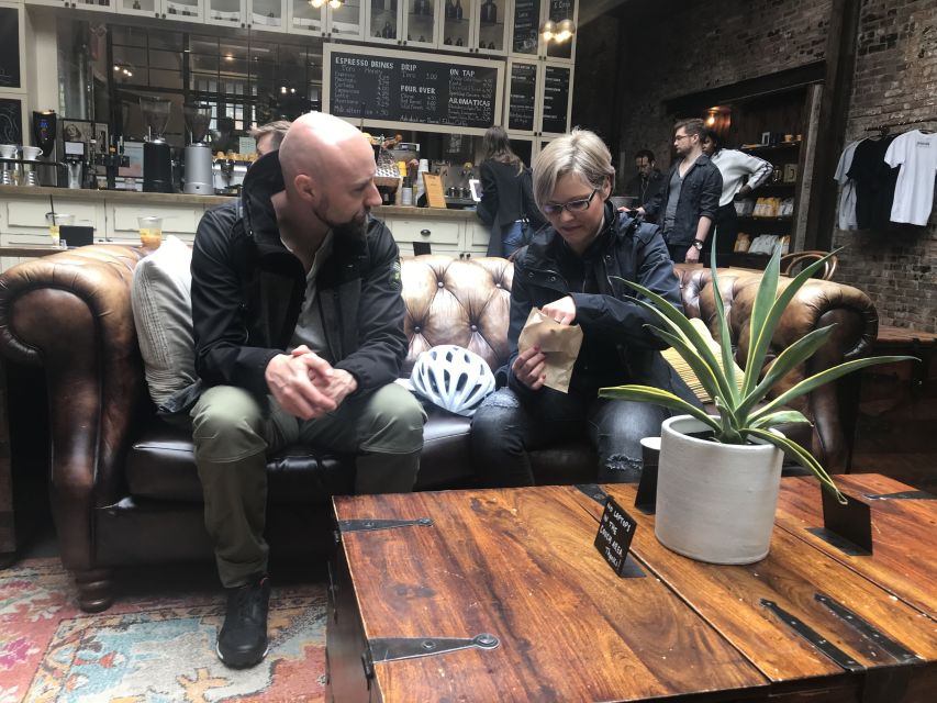 Brooklyn: Half-Day Cycling Tour - Red Hook peninsula: snack-and-drink time by the water