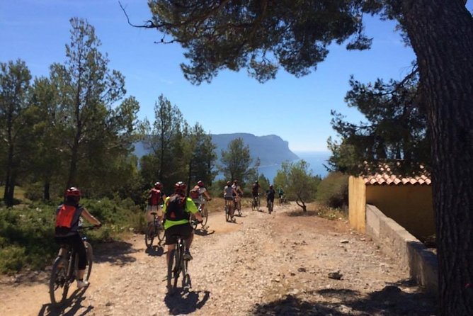 Cassis: Three Calanques Tour by Electric Mountain Bike - En Vau viewpoint: the break that turns the ride into a memory