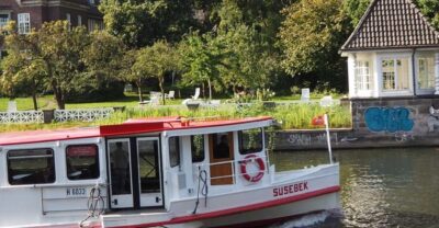 Celebs, Waterfronts and Nature Cycle Tour - Getting started at Schlüterstraße 11 (and what you should bring)