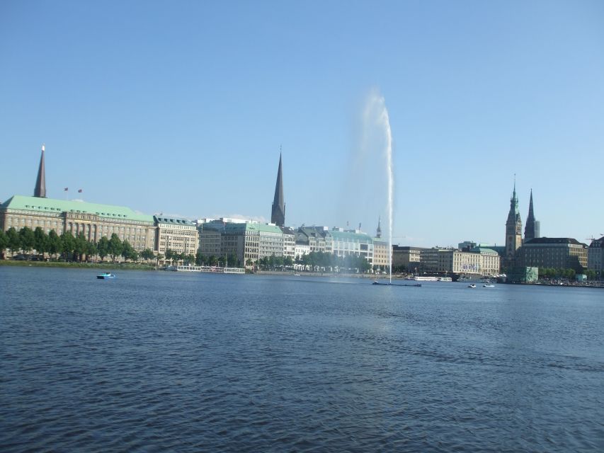 Celebs, Waterfronts and Nature Cycle Tour - Liebesinsel, Goldbekufer, and the canal feeling of Hamburg