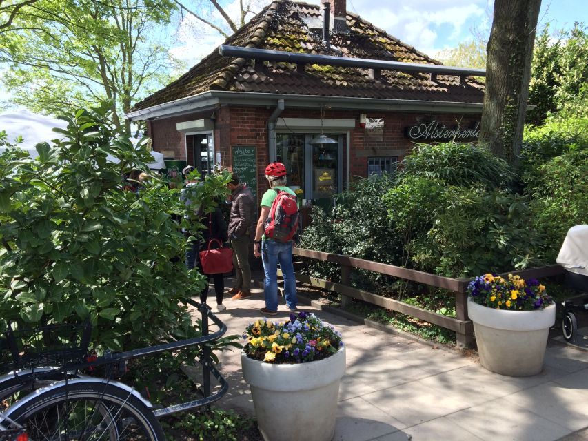 Celebs, Waterfronts and Nature Cycle Tour - Feenteich, Schwanenwijk, and Mundsburg Bridge: water, boats, and momentum