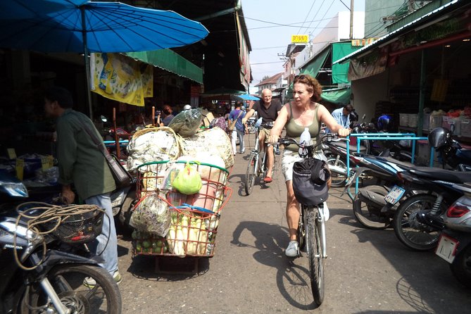 Chiang Mai City Culture Half-Day Cycling Tour - Beyond the center: Chinese community roads and market stops