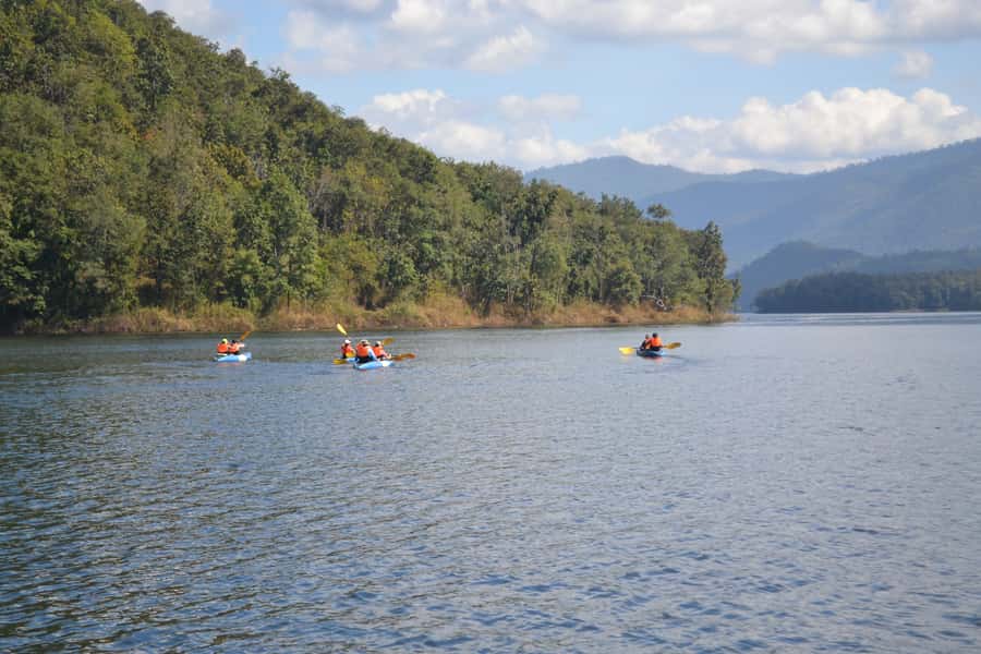 Chiang Mai: Sticky waterfall, lake kayak and cycling tour - Lunch, snacks, and staying comfortable in the heat