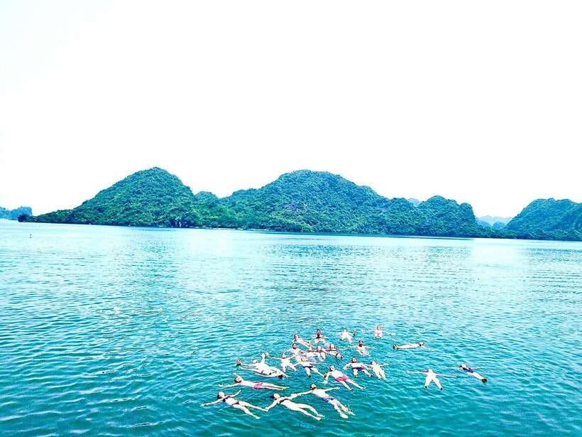 Đảo Cát Bà : 1Day Kayaking,Swimming,Cycling,Snorkeling,Lunch - Floating Fishing Village: see how people live on the water