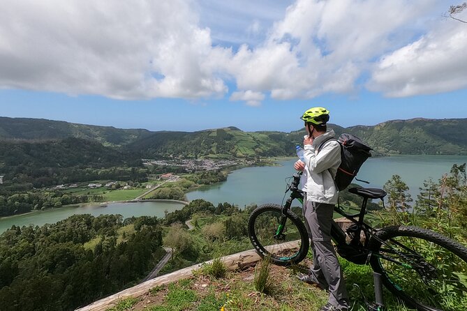 E-bike Sete Cidades- "All Mountain" bike program - The Santiago cone lake stop: quick, off to the side, worth snapping a photo