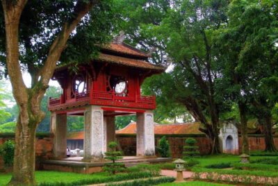 Explore Hanoi Old City By Cycling Tour With Small Groups - West Lake edges: starting in green calm before the Old Quarter rush