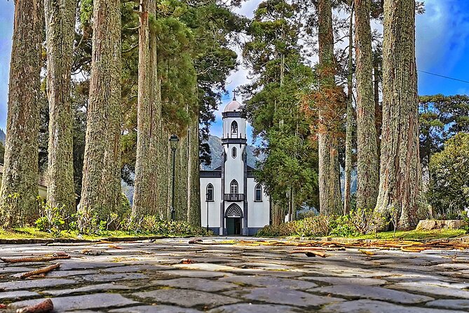Guided Electric Mountain Bike in Sete Cidades - Stop 2: Lagoa Azul and the bridge over the Blue/Green lakes