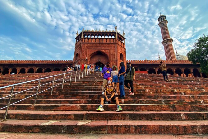 Half-Day Premium Classic Old Delhi Cycling Tour - Unity in Diversity - Sis Ganj Gurudwara Sahib: Sikh sacrifice right in the marketplace