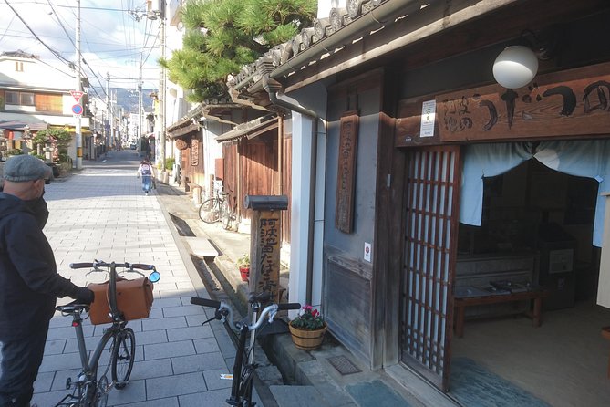 Ikeda Reservoir BROMPTON Slow Cycling Tour - Stop 1 in Ikedacho: Udatsu streets, sake and tobacco heritage, and a 1970s shopping mood