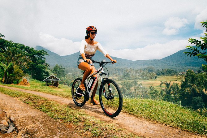 Jatiluwih full day e-bike cycling with lunch & trekking program - Lunch at Green Cafe in the rice fields: the break that sets up the trek