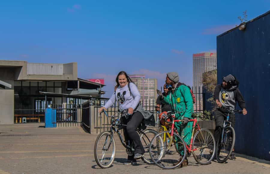 Johannesburg: Inner City Guided Cycling Tour - Maboneng: meeting a local artist