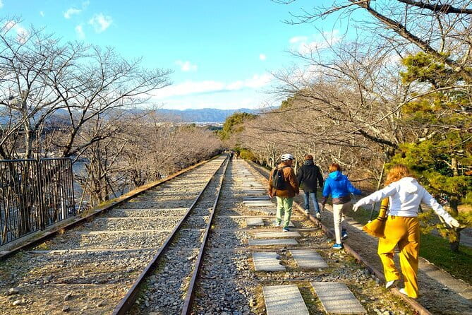 Kyoto: Higashiyama Slow Cycling Tour along the quiet waterfront - Why Higashiyama by bike feels calmer than hopping buses