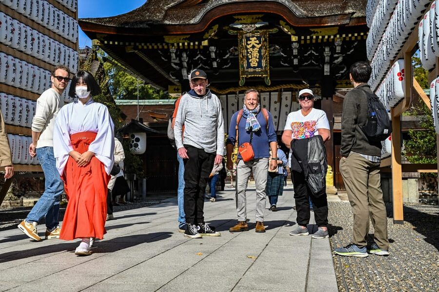 Kyoto: North Kyoto Guided Cycling Tour with Lunch - Kyoto Imperial Palace: a guided walk through power, now at human scale