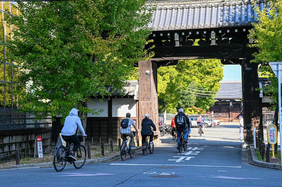 Kyoto: North Kyoto Guided Cycling Tour with Lunch - Downhill momentum toward Gion