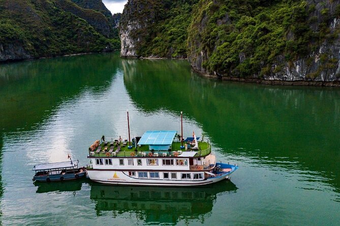 Lan Ha Bay 2D/1N Boutique Boat: kayaking, cycling, swimming at pristine places - Day 1: the 13:00 seafood lunch, then pristine coves and peach beaches