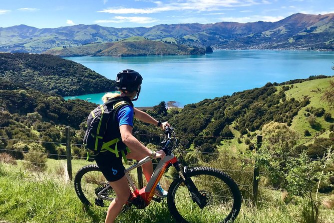 Lava Loop- Guided electric mountain bike tour in Akaroa - The crater rim: the moment the tour is built around