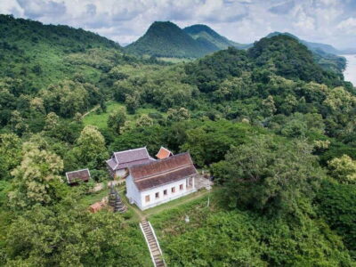 Luang Prabang: Pottery Workshop & Wat Chomphet cycling Tour - Wat Chomphet Temple: A simple stop with a big payoff