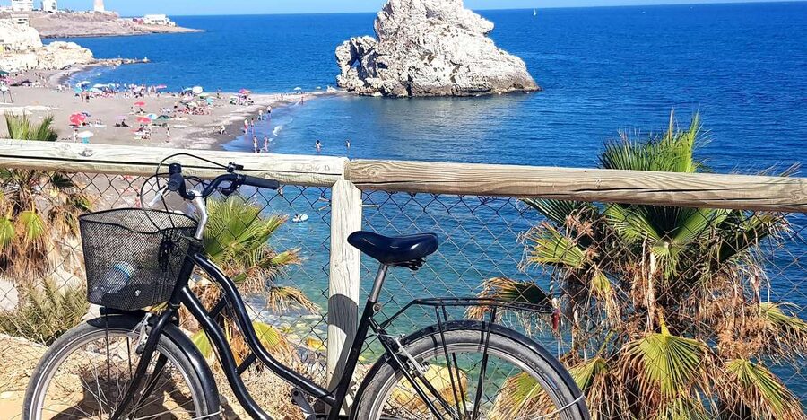 Malaga: City Bike Rental with Self-Guided Cycling Route - West Along SOHO Street Art, CAC Area, and the Longest Wooden Bridge