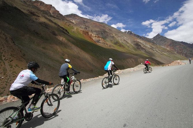 Multi-Day Trip Himalayan Cycling Expedition from Manali to Leh - Days 1–2 in motion: Delhi to Manali, then bike setup