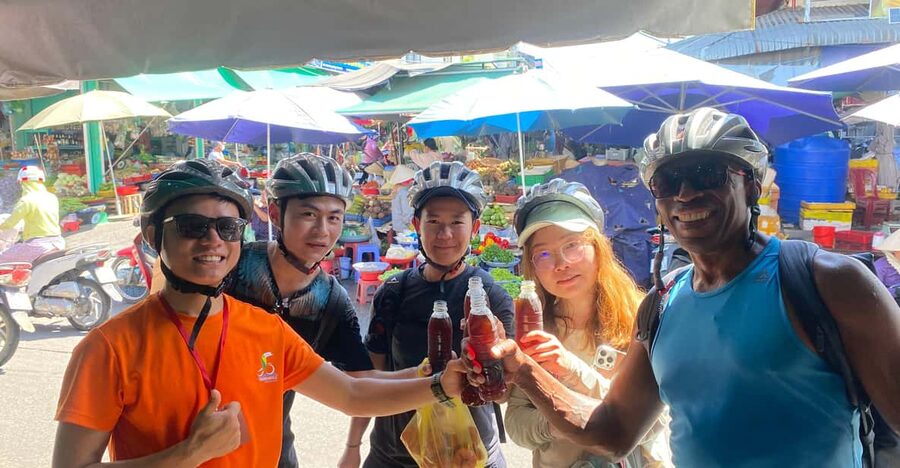 Phu Quoc: Morning Cycling Tour with Local Guide - Duong Dong Market: seafood energy plus local snack time