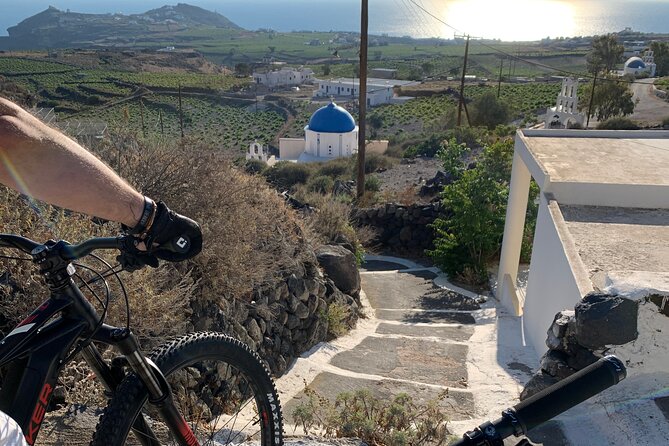 Private Electric Mountain Bike Experience and Tour in Santorini - Akrotiri: riding under the Venetian Castle and a quick castle option