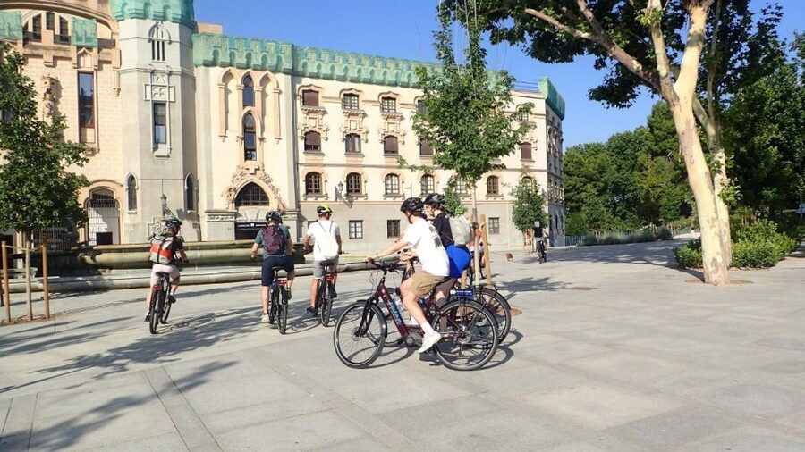 Private Madrid Bike Tour | Exclusive Guided Tour | From 30€ - How your guide can route you through Madrid’s greener and local sides