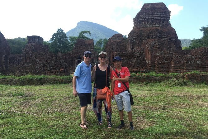 Pu Luong Day Tour: Trekking Villages, Bamboo Rafting & Waterfall - Bamboo rafting on Cham Stream and lunch on the boat