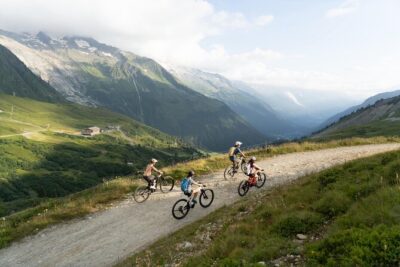 Ride at altitude above Chamonix on an electric mountain bike - The day unfolds: from Chamonix to Mont Blanc views and back