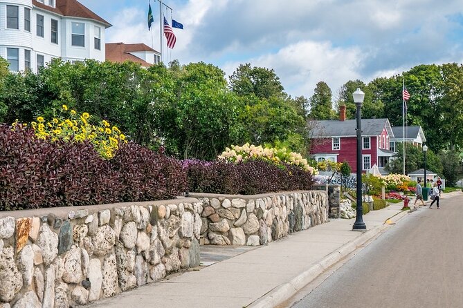 Scenic Mackinac Island: A Self-Guided Cycling Audio Tour - Entering The Ride: Your starting point at the Visitors Center