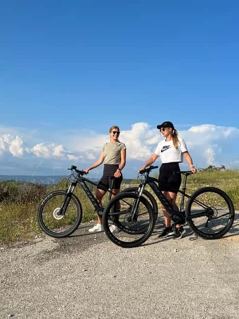 Self-guided mountain bike tour (non-electric) - The bike and helmet: what comfort you can count on