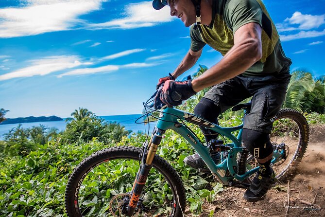 SINGLETRACK MOUNTAIN BIKE - Guided through the jungle - Playa de Los Muertos: calm water, snorkeling chances, and a cliffy mood