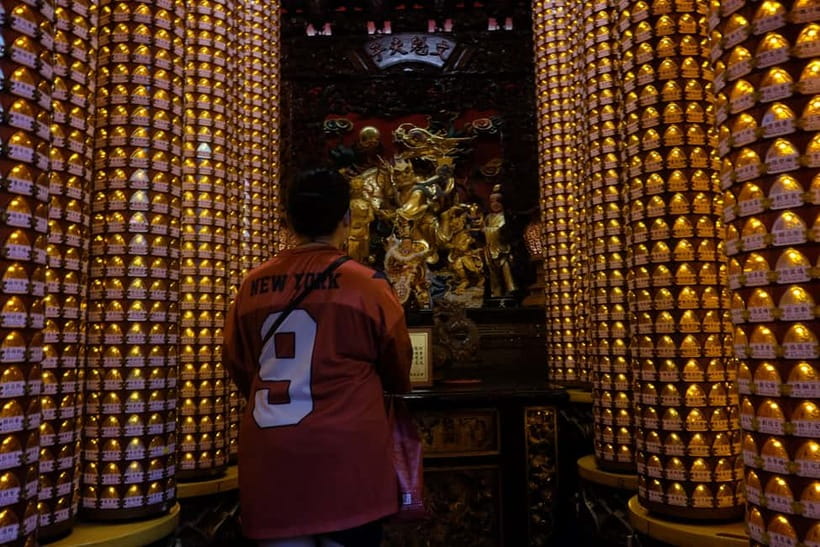 Taipei: 4-Hour Morning City Cycling Tour with Breakfast - ShuangLian Market and WenChang Temple: where locals shop before work