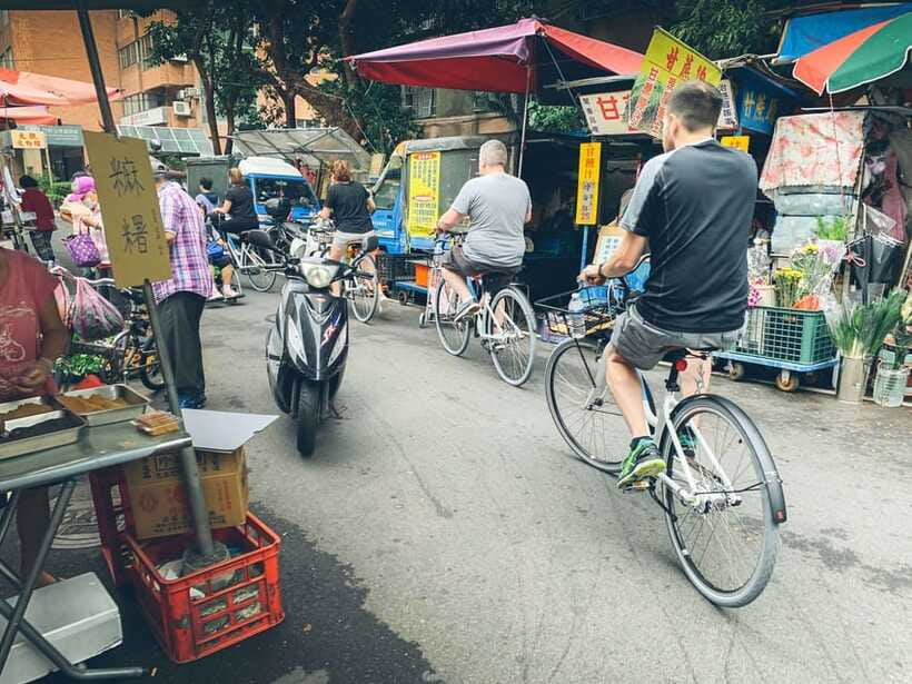 Taipei: 4-Hour Morning City Cycling Tour with Breakfast - Chiang Kai-shek Memorial Hall and the changing of the guards