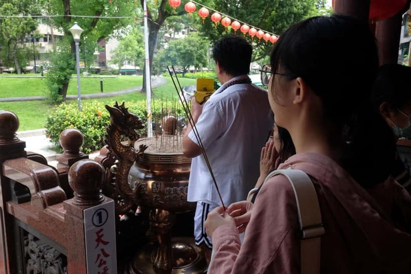 Taipei: 4-Hour Morning City Cycling Tour with Breakfast - DiHua Historical Street: herbs, dried goods, and trade history